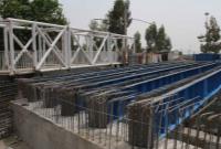 پل جدید تقاطع سلیمی جهرمی، در مرحله نصب تیرهای فلزی عرشه