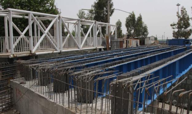 پل جدید تقاطع سلیمی جهرمی، در مرحله نصب تیرهای فلزی عرشه
