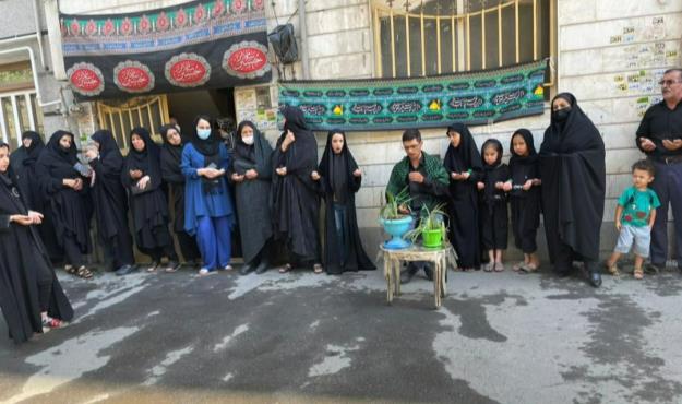 اجرای چهار پایه‌خوانی و روضه امام حسین(ع) مقابل منزل شهدای والامقام منطقه ۱۹