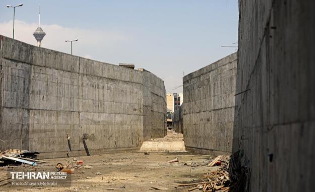 نصب قطعات پیش ساخته بتنی در مسير شمال به جنوب خيابان شهيد آريافر (تقاطع بزرگراه جلال آل احمد)