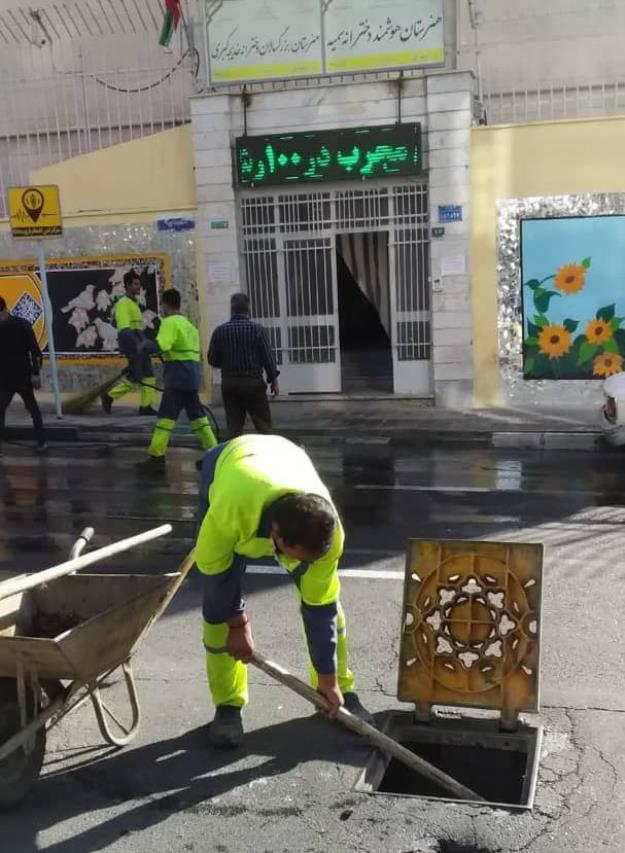 پاکسازی معابر و لایروبی انهار مجاور مراکز آموزشی منطقه ۱۳ در آستانه بازگشایی مدارس