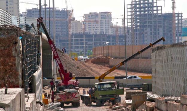 ادامه عملیات تکمیل دسترسی های تقاطع بزرگراه شهید همدانی با بلوار کاج و گلها