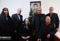 حضور شهردار تهران در منزل خانواده اولین شهید مسیحی دفاع مقدس
