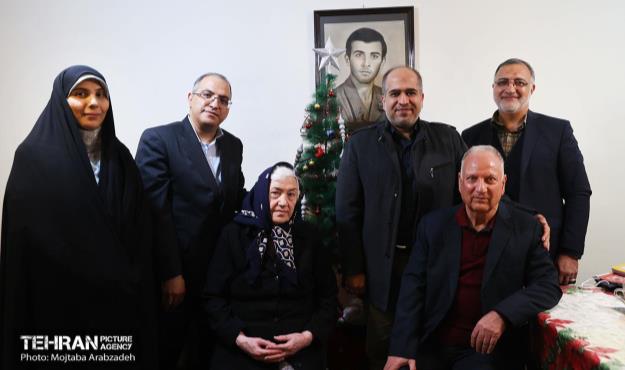 حضور شهردار تهران در منزل خانواده اولین شهید مسیحی دفاع مقدس