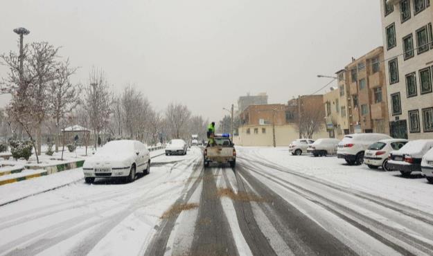 رفع لغزندگی معابر منطقه ۴ بعد از بارش سنگین برف