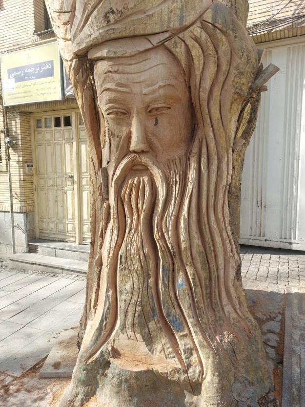 مجسمه چوبی مولانا بر چنار خشک باغ فردوس نقش بست