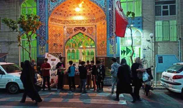توزیع روزانه ۱۲۰۰ بسته افطاری ساده در نواحی چهارگانه منطقه ۱۳