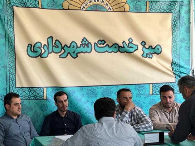 پاسخگویی شهردار منطقه ۱۳ به شهروندان در نماز جمعه