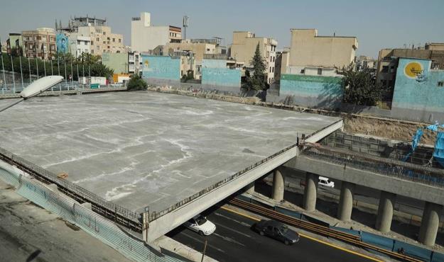 اجرای عملیات بتن‌ريزی در بخشی از عرشه پل خیالستان زندگی
