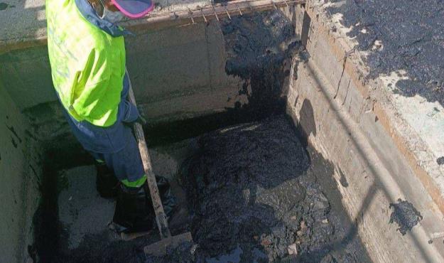 استخراج بیش از ۱۲ تُن رسوب و زباله از نهرها و حوضچه های منطقه ۱۳