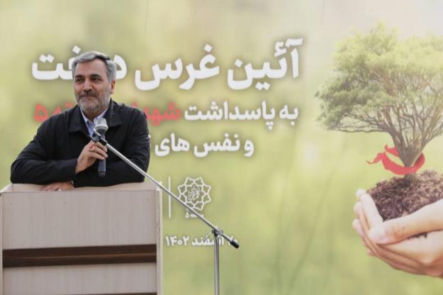 کاشت درخت به پاسداشت شهدا و نفس های تازه شهر منطقه ۵