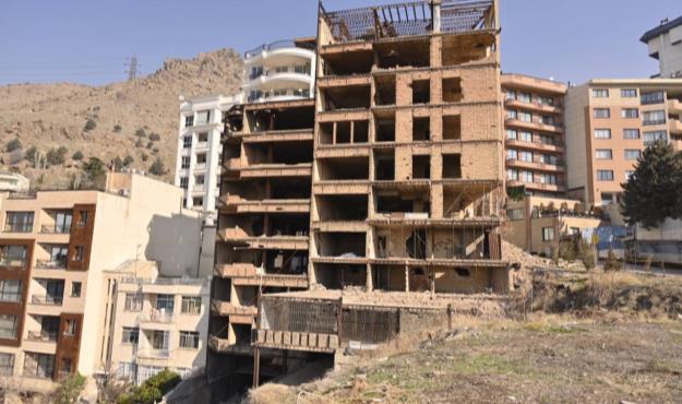 سازه بلاتکلیف و پر خطر بوکان تخریب شد