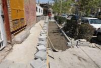 عملیات بهسازی پیاده‌راه‌ها در محدوده خیابان گلستان در منطقه ۸