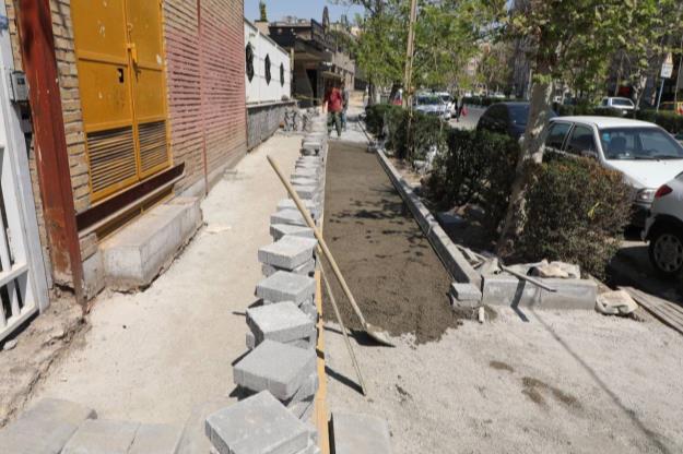 عملیات بهسازی پیاده‌راه‌ها در محدوده خیابان گلستان در منطقه ۸
