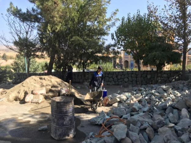ایمن سازی و رفع خطر معابر شمال شرق تهران با احداث دیوارهای سنگی