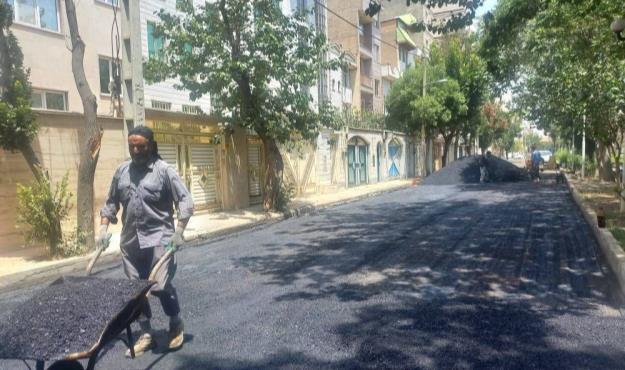 معابر منطقه ۱۹ با پخش ۳۰۰ تن آسفالت در قالب طرح تحول بیست گانه خدمت نوسازی شد