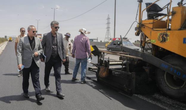 بهسازی آسفالت مسیر ویژه تردد زائرین امام رضا(ع) در منطقه ۱۵