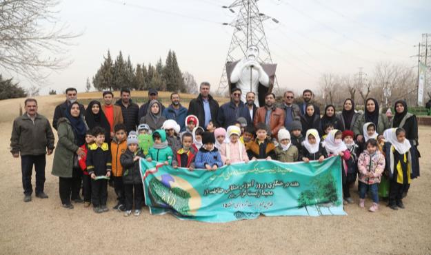 کاشت ۲۷۰۰۰ اصله نهال در منطقه ۱۵ در قالب نهضت مردمی درختکاری